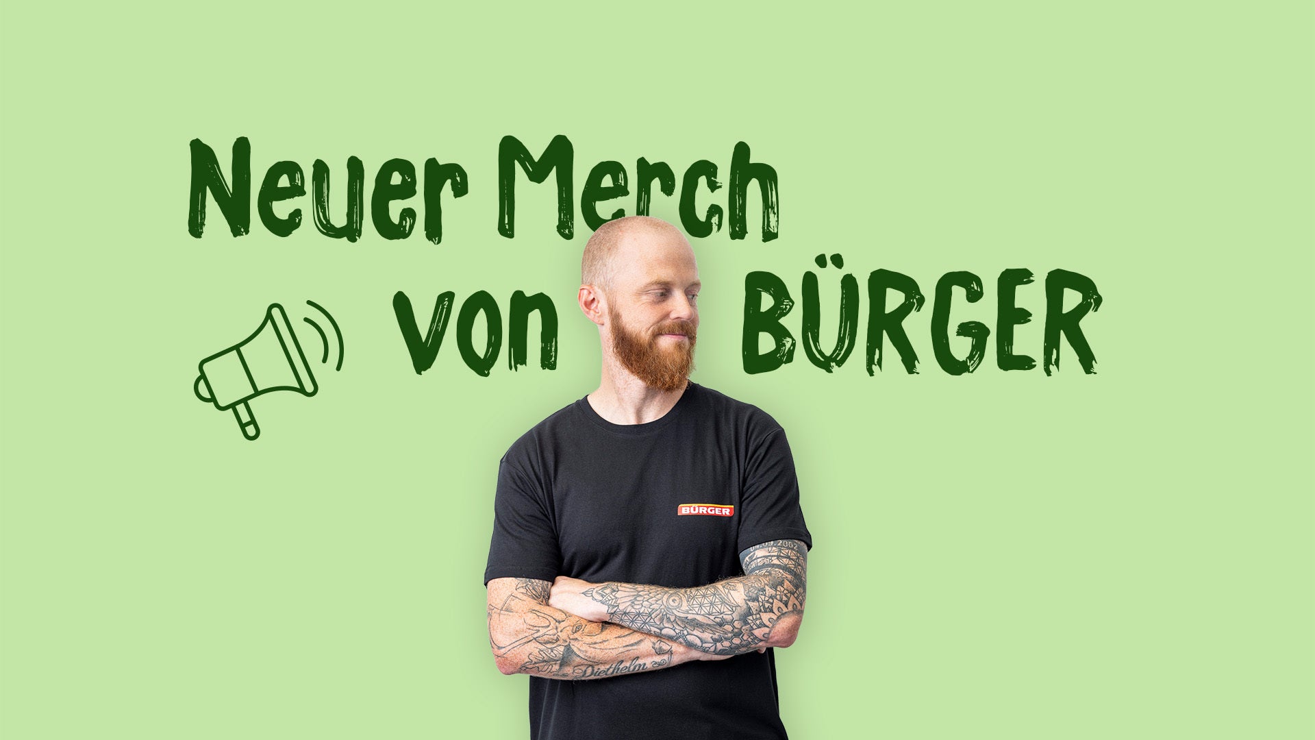Mann in schwarzem BÜRGER-T-Shirt steht vor grünem Hintergrund mit Text „Neuer Merch“.