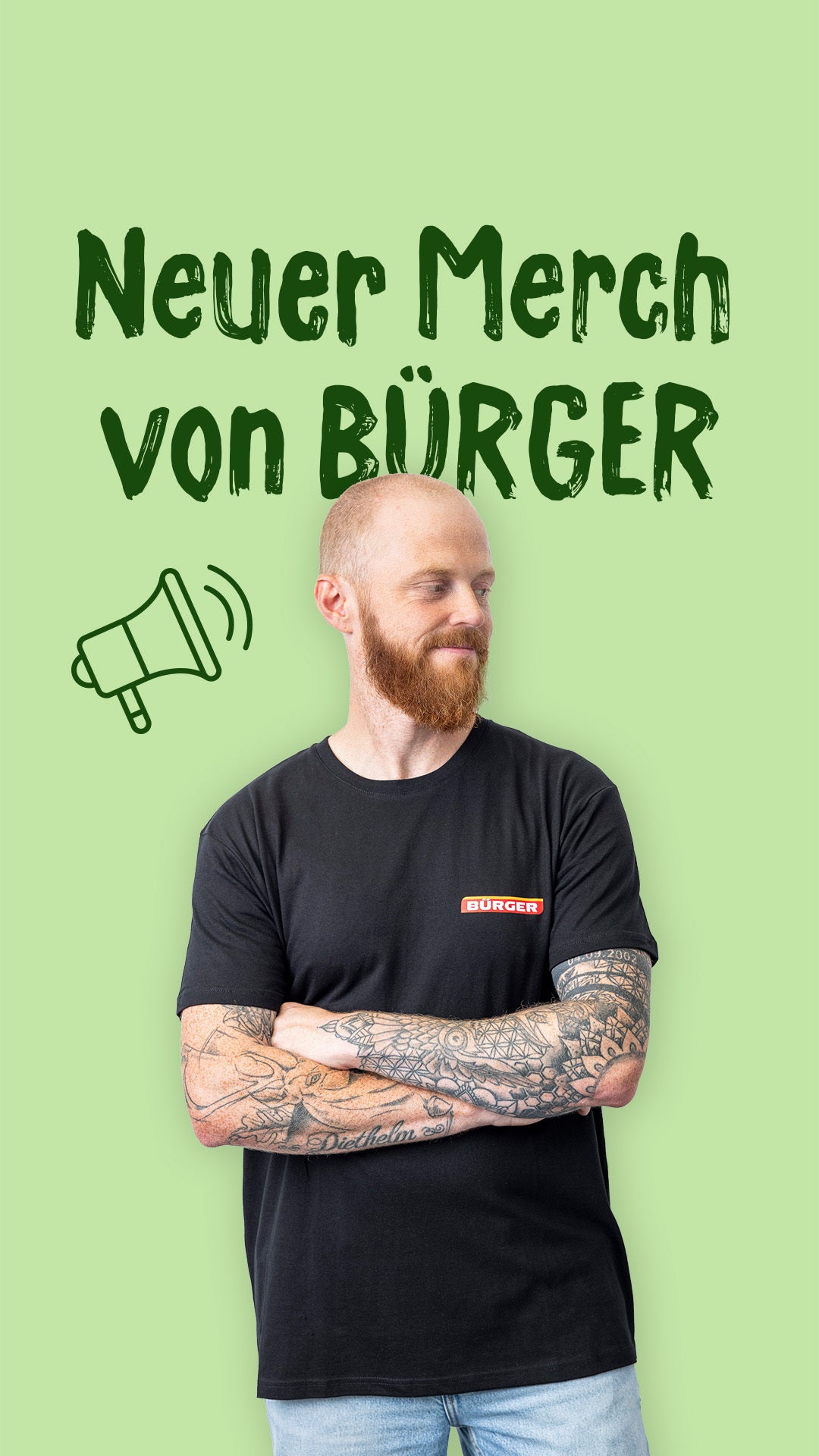 Mann in schwarzem BÜRGER-T-Shirt steht vor grünem Hintergrund mit Text „Neuer Merch“.