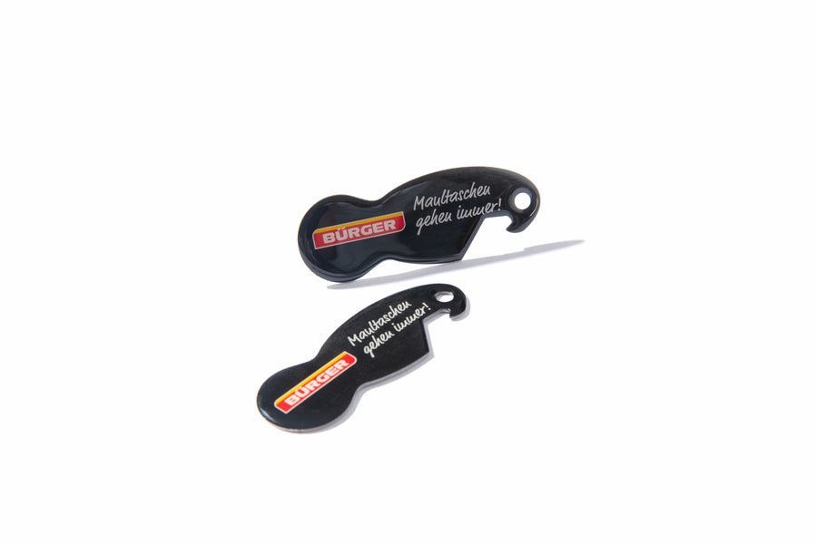 Zwei schwarze Einkaufswagenlöser mit BÜRGER-Logo und Aufschrift „Maultaschen gehen immer!“.