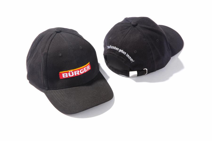 Zwei schwarze BÜRGER-Caps, vorne mit Logo und hinten mit Stick „Maultaschen gehen immer!“.