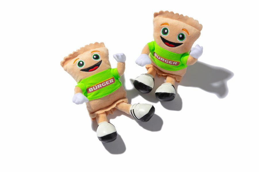 Zwei Plüschfiguren „Erwin“ als Bürger Merchandise in Teigtaschenform mit grünem Shirt und Logo.