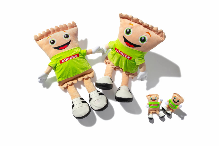 Zwei XXL-Plüschfiguren „Erwin“ als Bürger Merchandise in Teigtaschenform mit grünem Shirt und Logo.