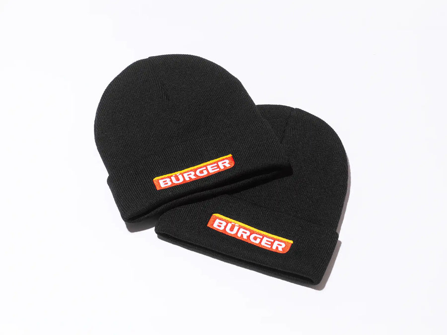 Zwei schwarze Beanies mit aufgenähtem BÜRGER-Logo auf weißem Hintergrund nebeneinander.