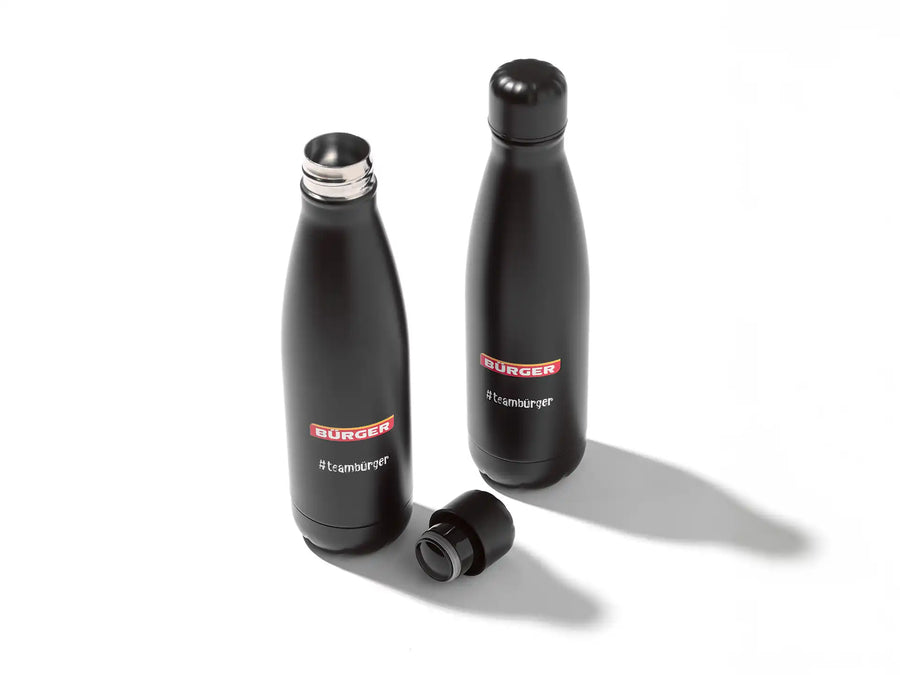Zwei schwarze Edelstahl-Trinkflaschen mit BÜRGER-Logo und #teambürger auf weißem Hintergrund.