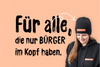 Frau trägt schwarze Beanie und Hoodie mit BÜRGER-Logo vor apricotfarbenem Hintergrund.