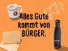 Merchandise-Produkte von BÜRGER: Emaille-Tasse, Trinkflasche und zwei Schneidebretter.