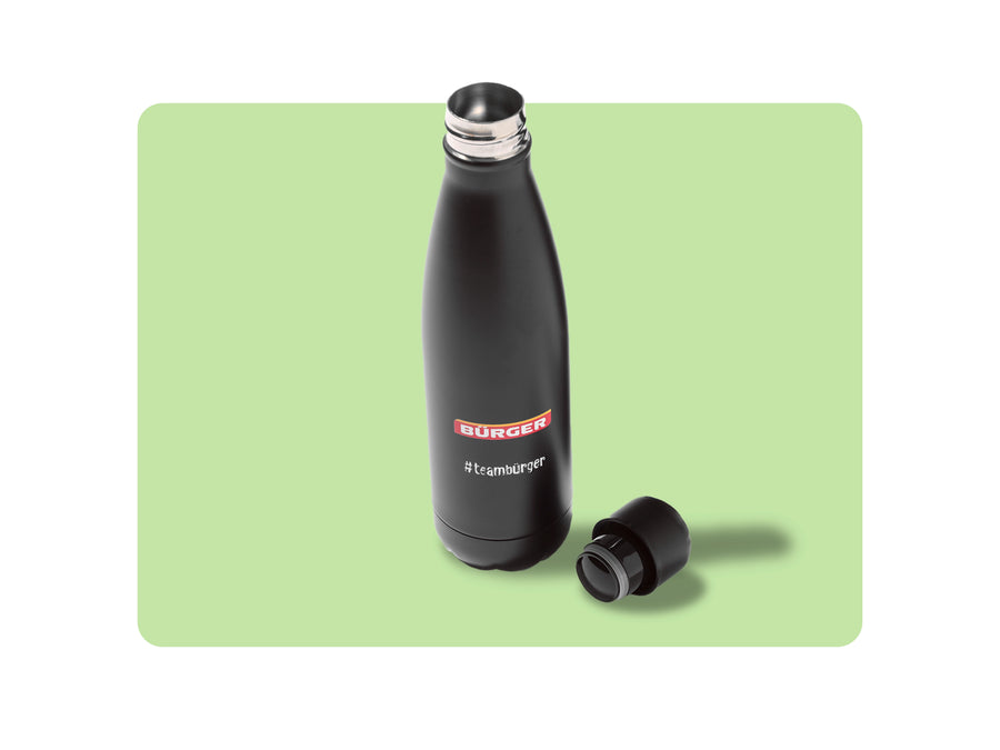 Schwarze Trinkflasche mit „BÜRGER“-Logo und #teambürger-Schriftzug auf grünem Hintergrund.