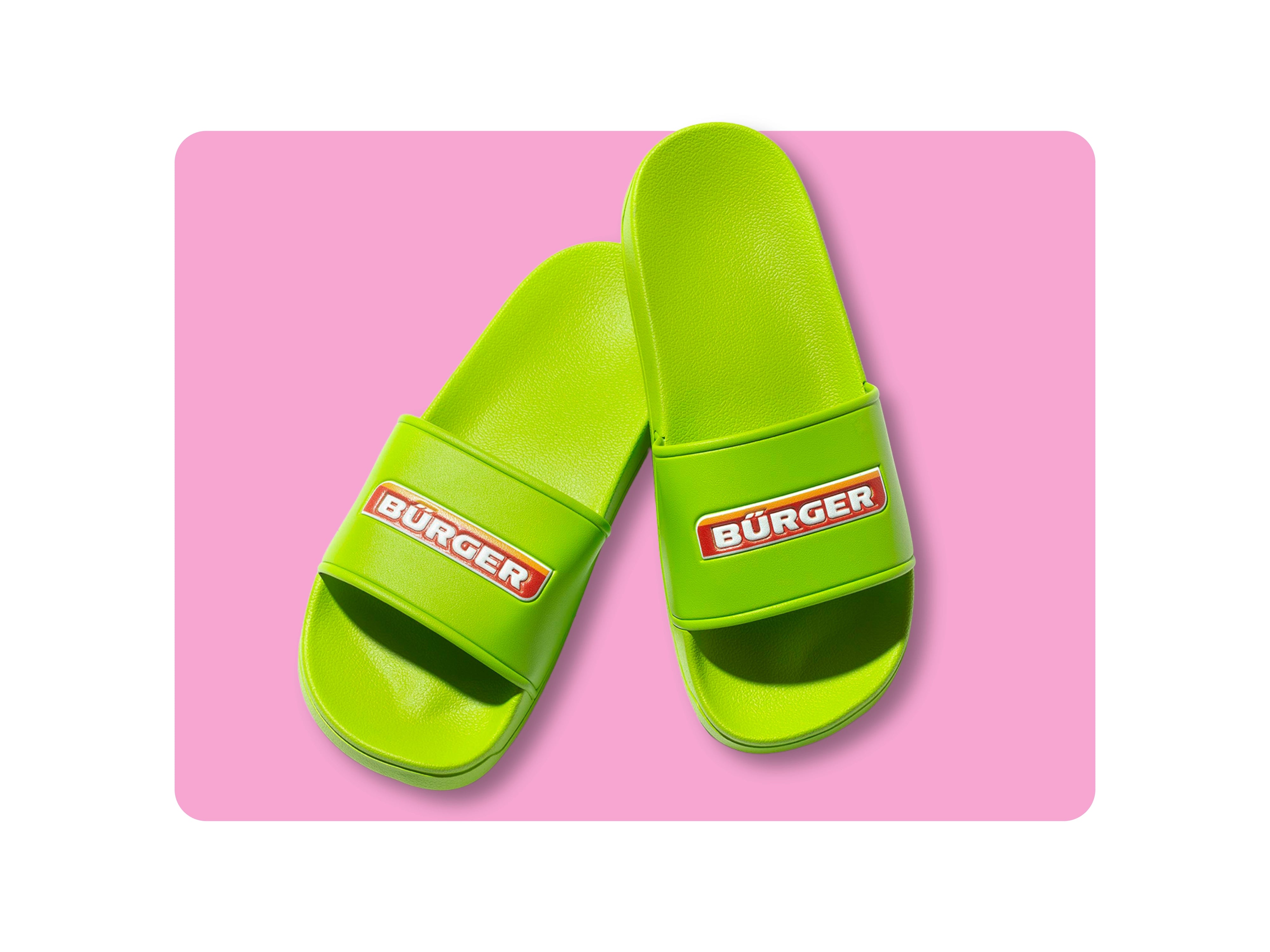 Neongrüne Badeschlappen mit rotem „BÜRGER“-Schriftzug auf dem breiten Fußriemen.