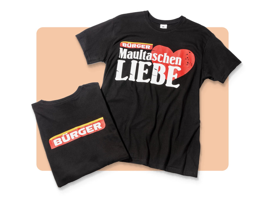 Zwei schwarze BÜRGER-T-Shirts, eines mit großem Aufdruck „Maultaschenliebe“ und rotem Herz