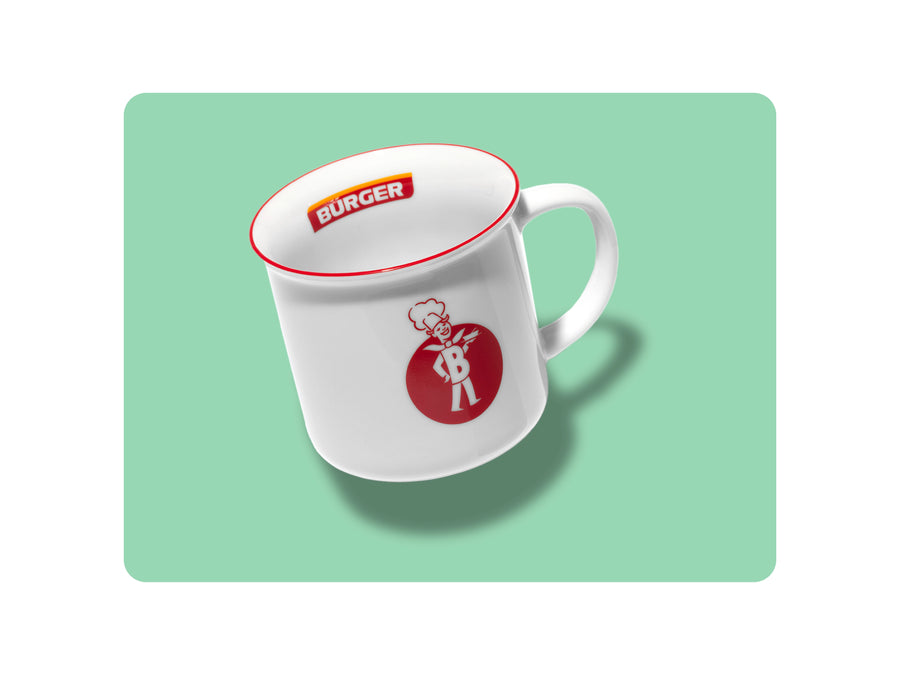 Weiße Emailletasse mit rotem Rand, „BÜRGER“-Logo und gezeichneter Kochfigur