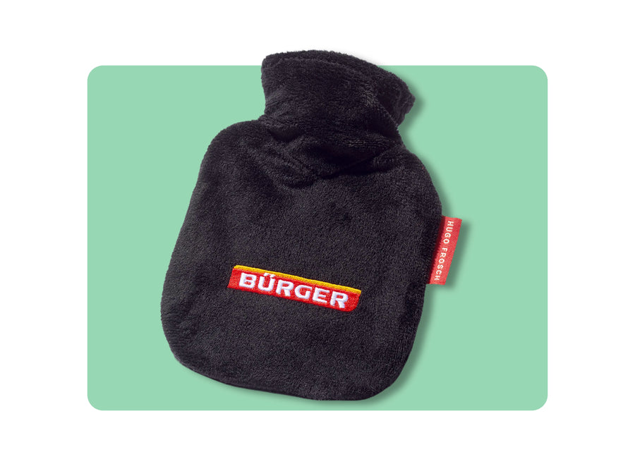 Schwarze Wärmflasche mit rotem „BÜRGER“-Logo und rotem Etikett „HUGO FROSCH“